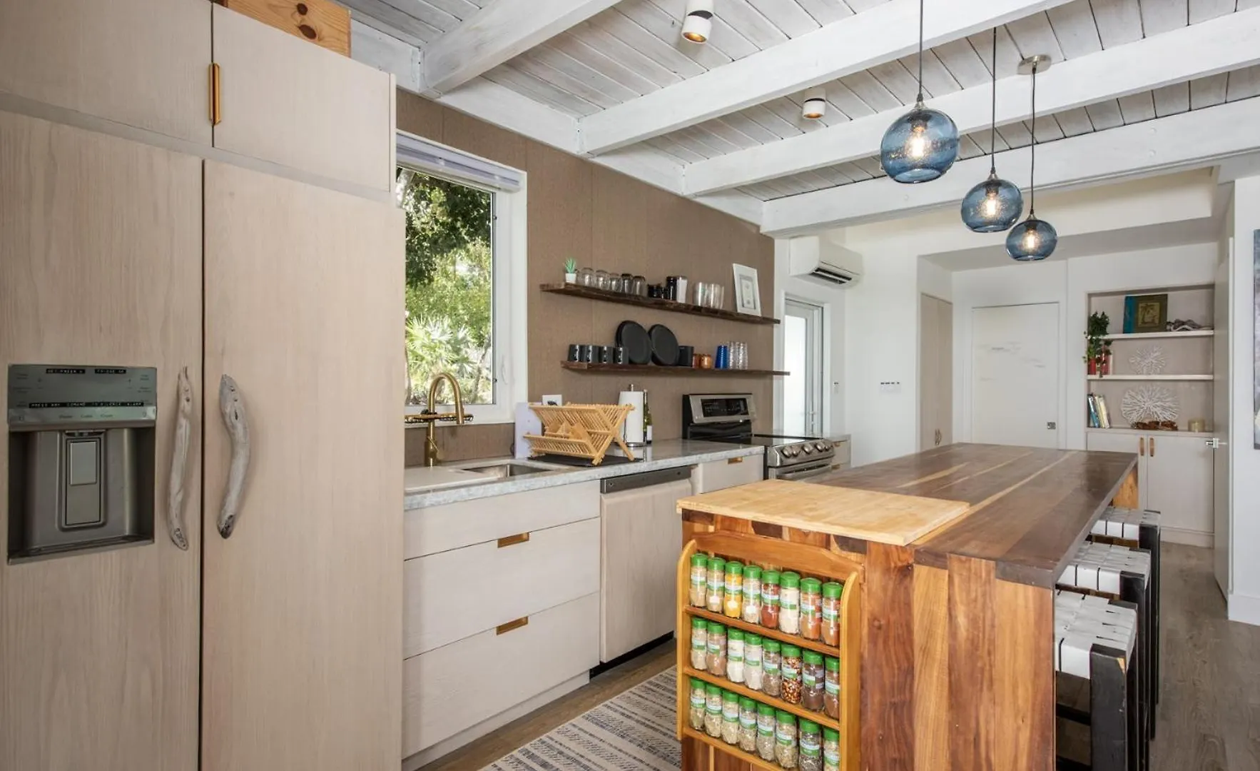 Touch Of Class Cottage Home Savannah Sound 0*,  Багамские острова